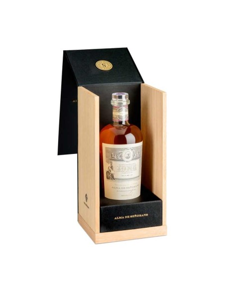 Aguardiente Envejecida Alma de Señorans in gift case