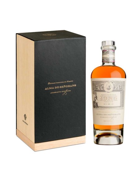 Aguardiente Envejecida Alma de Señorans in gift case